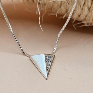 COLAR TRIANGULO COM ZIRCONIA 1